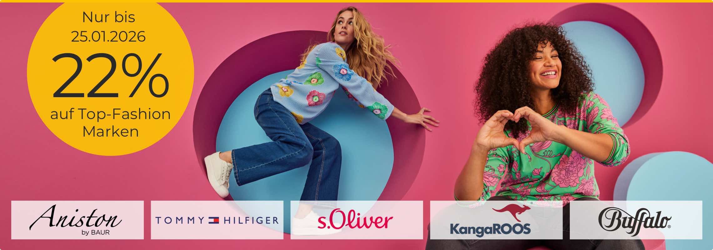 22% auf Top-Fashion Marken bis 25.01.2026 – Zwei Frauen posieren vor farbigem Hintergrund, Logos von Aniston, Tommy Hilfiger, s.Oliver, KangaROOS und Buffalo.