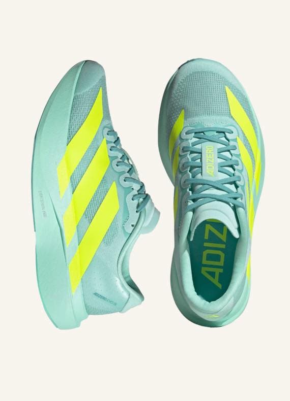 Zwei türkisfarbene Laufschuhe mit gelben Streifen und der Aufschrift "Adizero".