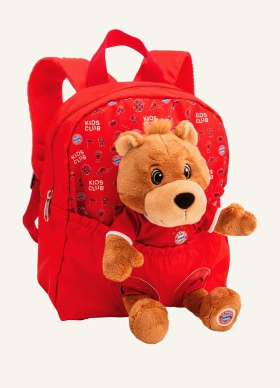 Roter Rucksack mit FC Bayern Kids Club Aufdruck, vorne angehängter Stoffteddybär in rotem Outfit.
