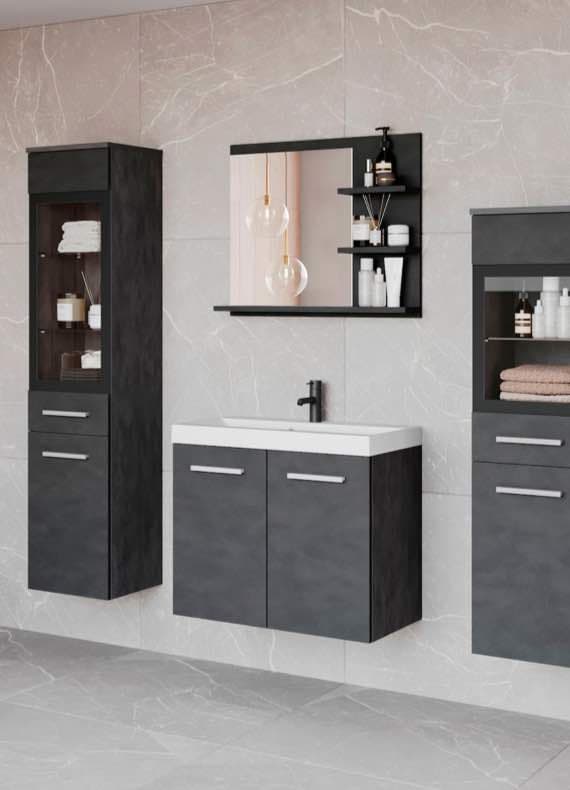 Modernes Badezimmer mit dunklen Möbeln, Spiegel, Waschbecken und Dusche mit Glaswand.