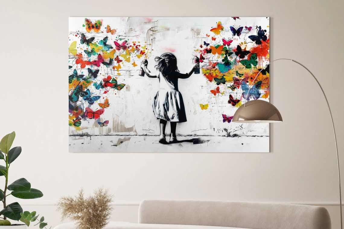 Wandbild zeigt Mädchen, das bunte Schmetterlinge mit Spraydosen malt.
