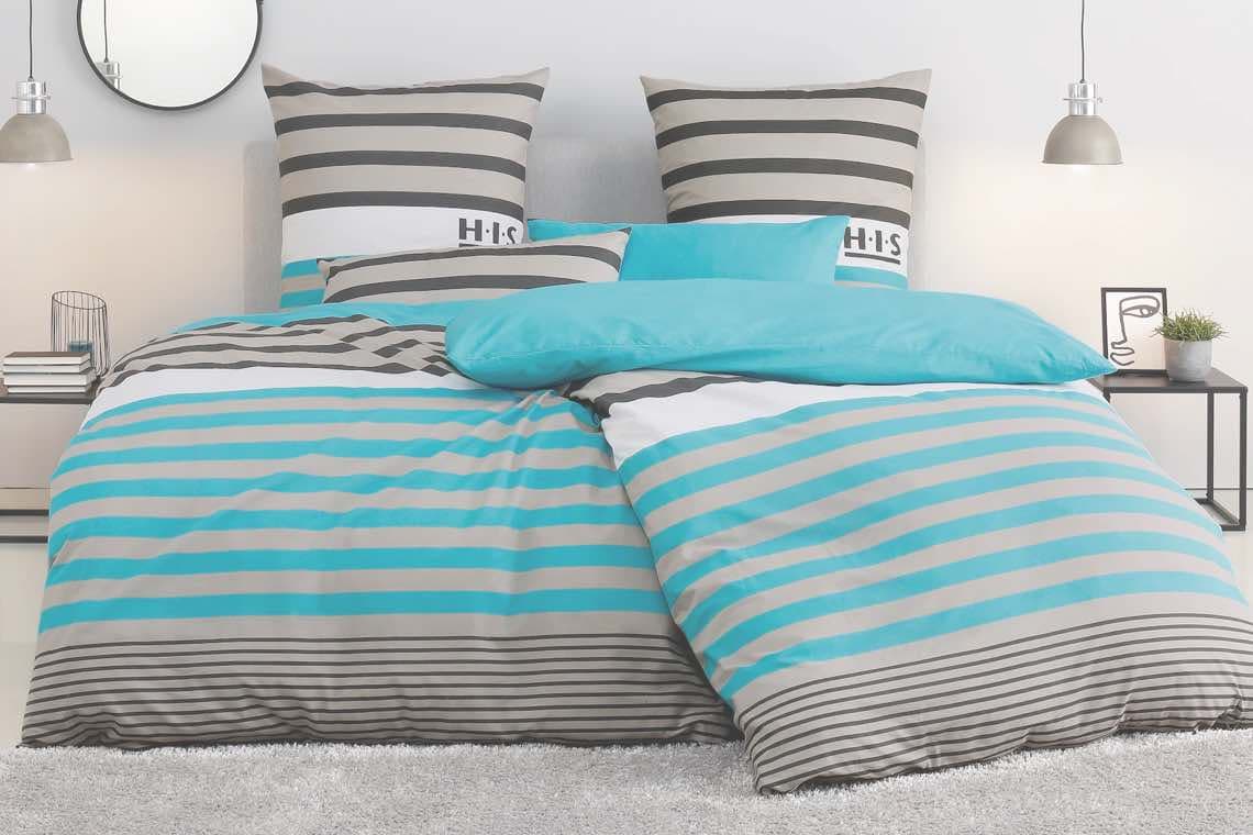 Gestreifte Bettwäsche in Türkis und Grau mit zwei Kissen auf einem Bett in modernem Schlafzimmer.