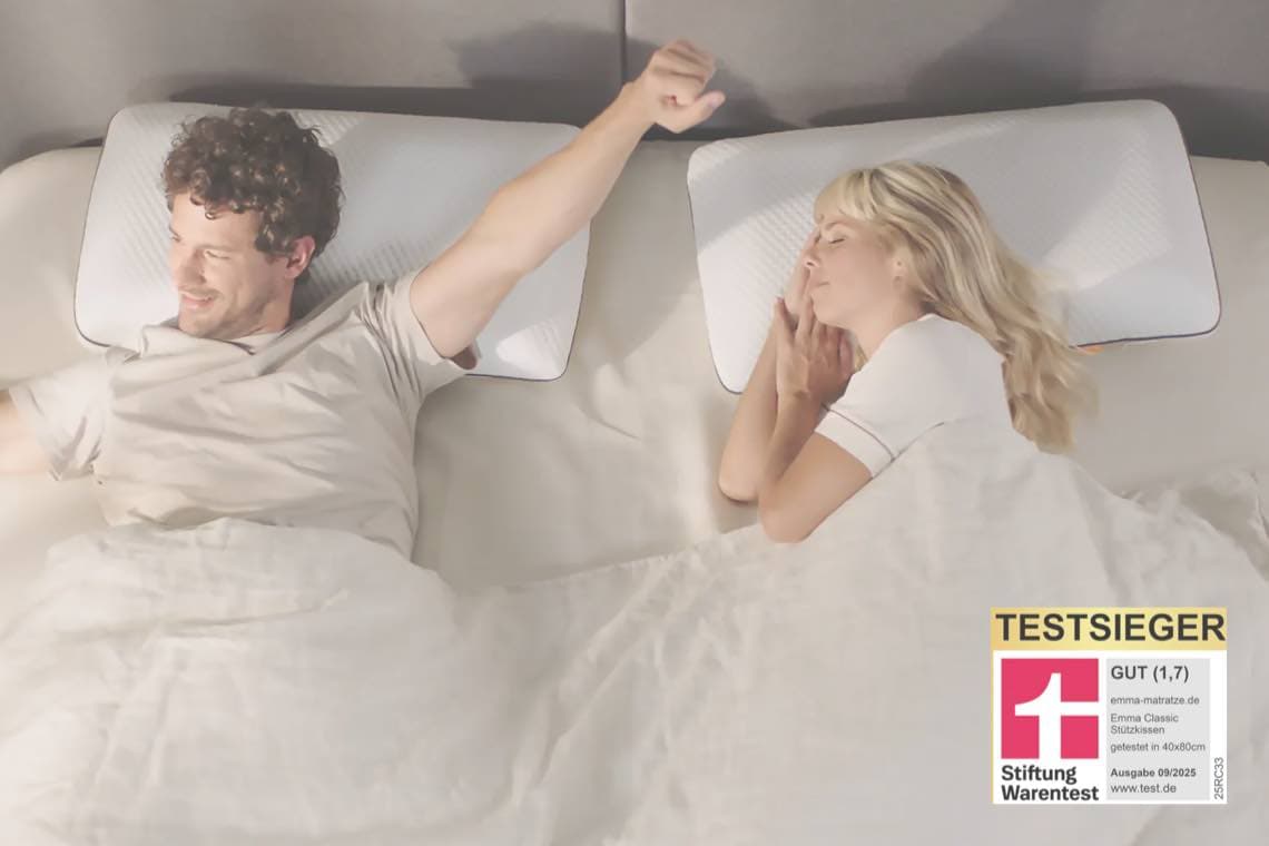 Testsieger – Gut (1,7). Zwei Personen liegen auf Emma Classic Stützkissen und schauen sich an.