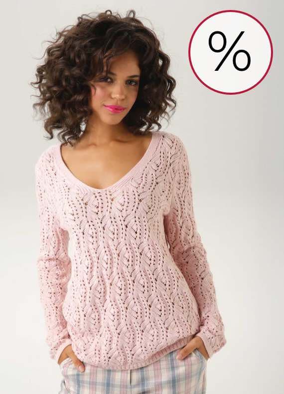 % – Frau trägt rosa Strickpullover und karierte Hose