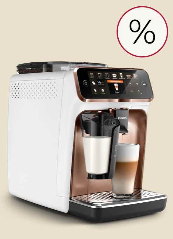 % – Weißer Kaffeevollautomat mit zwei Gläsern, gefüllt mit Milch und Kaffee.