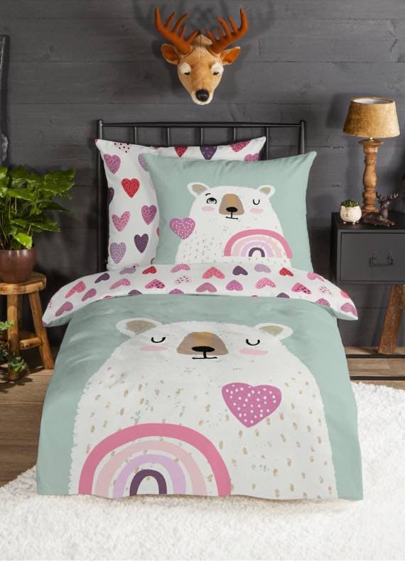 Bettwäsche-Set mit Bärenmotiv und Regenbogen, Kissenbezug mit bunten Herzen, Holzwand und Pflanzen im Hintergrund
