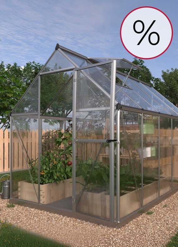 Prozentzeichen – Gewächshaus im Garten mit Pflanzen und Hochbeeten, umgeben von einem Holzzaun