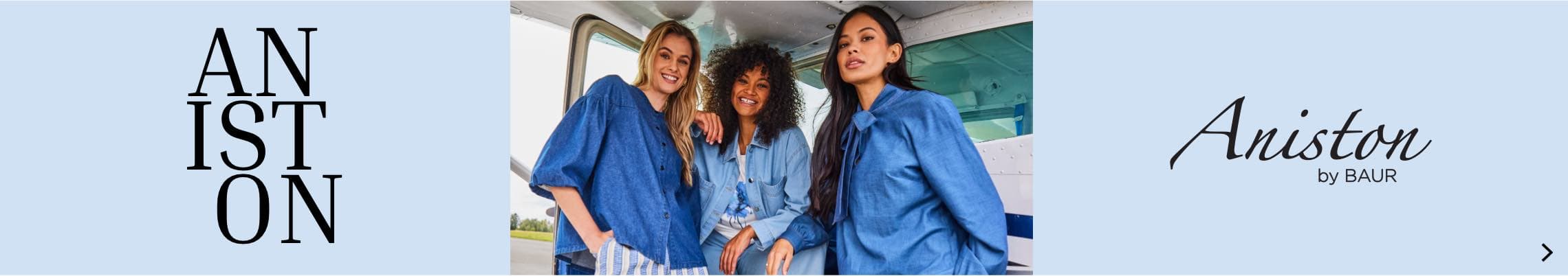 Aniston by BAUR – Drei Frauen in blauen Oberteilen posieren vor einem Flugzeug.