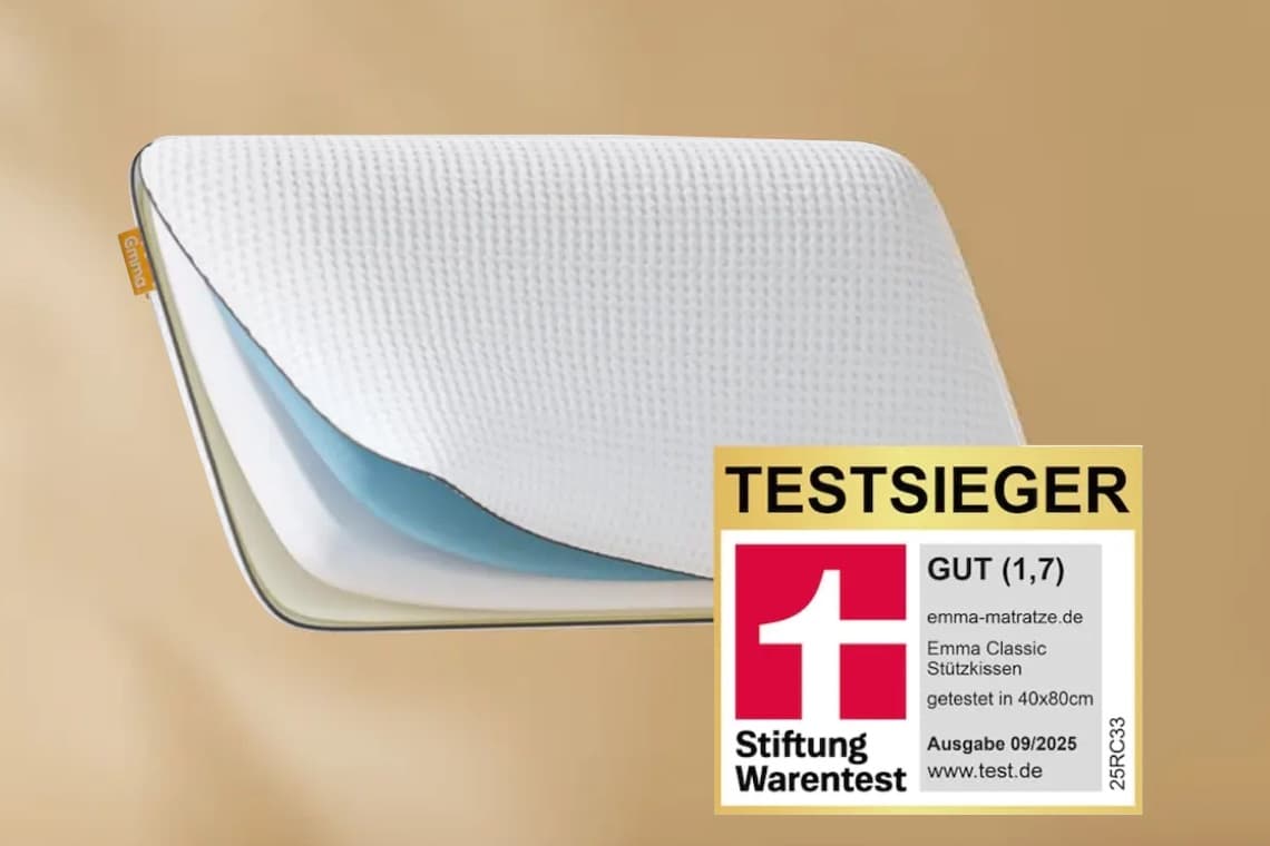 Ergonomisches Kissen von Emma mit weißem Bezug und mehreren Schichten, darunter eine blaue Schicht.