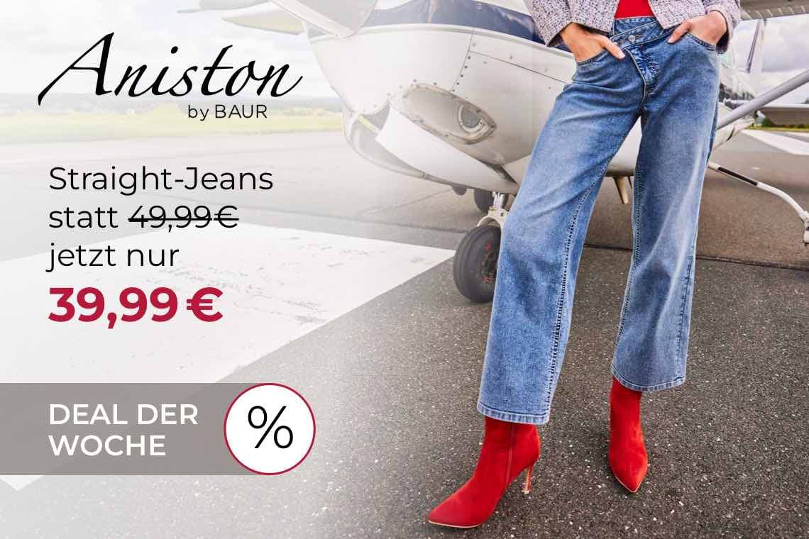 39,99€ statt 49,99€ – Frau in blauer Straight-Jeans und roten Stiefeletten vor Flugzeug