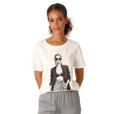 Person trägt weißes T-Shirt mit großem Druckmotiv und grauer Hose.