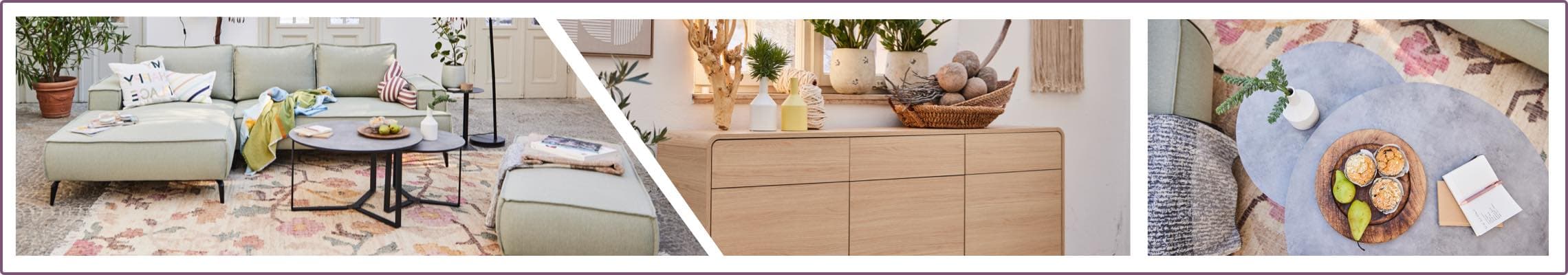 Wohnzimmer mit hellgrauem Sofa, Holzmöbeln und dekorativen Pflanzen. Tisch mit Birnen und Muffins auf grauem Teppich.