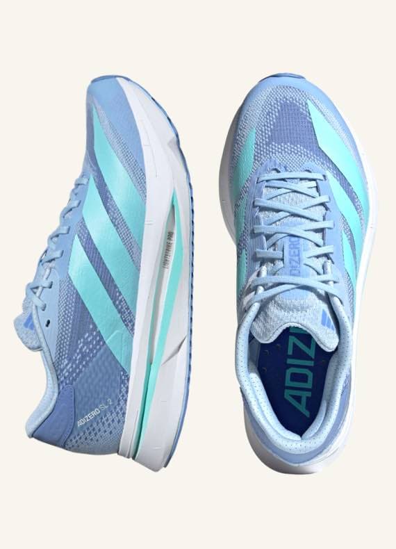 Zwei blaue Sportschuhe mit türkisfarbenen Streifen und weißen Sohlen, Ansicht von oben und der Seite