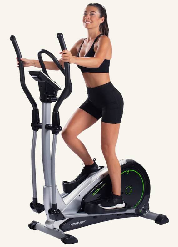 Frau in Sportkleidung trainiert auf einem Crosstrainer.