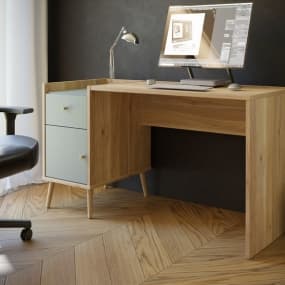 Modern Holzschreibtisch mit Computer, Schubladen und Lampe in einem stilvollen Büro.