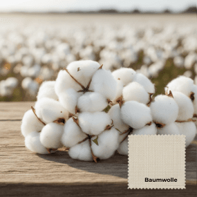 100 % Cotton – Baumwollzweige auf einem Holztisch, im Hintergrund ein Baumwollfeld