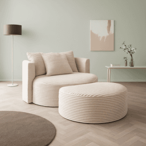 Modern beige Sofa und runder Hocker in hellem Wohnzimmer mit grünem Wand und minimalistischer Dekoration.