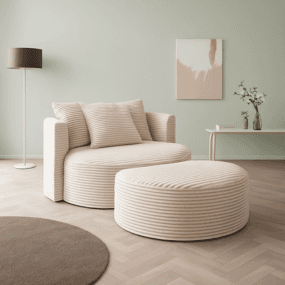 Modern beige Sofa und runder Hocker in hellem Wohnzimmer mit grünem Wand und minimalistischer Dekoration.