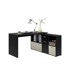 Schwarzer Eckschreibtisch mit Regal, Schubladen, Ordnern, Lampe und Vase mit Blumen