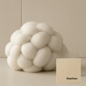 Elasthan – weiße geflochtene Struktur neben Stoffprobe mit Elasthan-Aufschrift