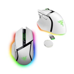 Zwei weiße Gaming-Mäuse mit RGB-Beleuchtung, USB-Dongle und rundem Zubehörteil.