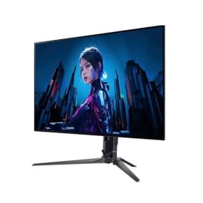 Gaming-Monitor mit futuristischer Grafik und Person mit verschwommenem Gesicht auf dem Bildschirm.