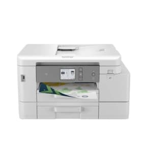 Weißer Brother-Drucker mit farbigem Papier im Ausgabefach und kleinem Display oben.