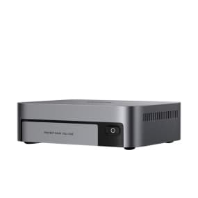 Grauer Mini-PC mit Aufschrift "Protect What You Live" und Netzschalter auf der Vorderseite.