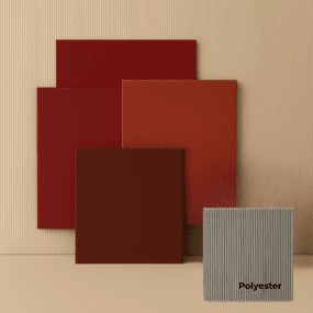 Vier Stoffmuster in Rottönen und ein graues Polyester-Muster auf beigem Hintergrund.