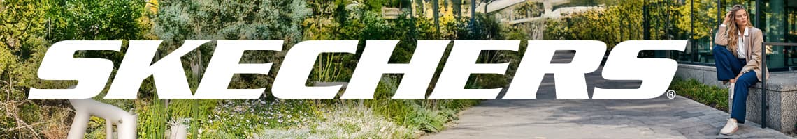 SKECHERS – Frau sitzt draußen auf einer Bank, umgeben von grüner Natur.