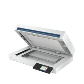 Flachbettscanner mit geöffnetem Deckel und Touchscreen-Bedienfeld auf der Vorderseite.