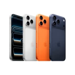 Vier iPhones nebeneinander in verschiedenen Farben: Silber, Weiß, Orange und Blau, Rückansicht und Vorderansicht.