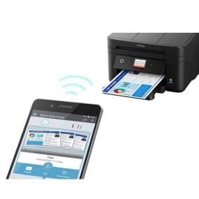 Drucker druckt farbiges Dokument, Smartphone zeigt drahtlose Druckoptionen an