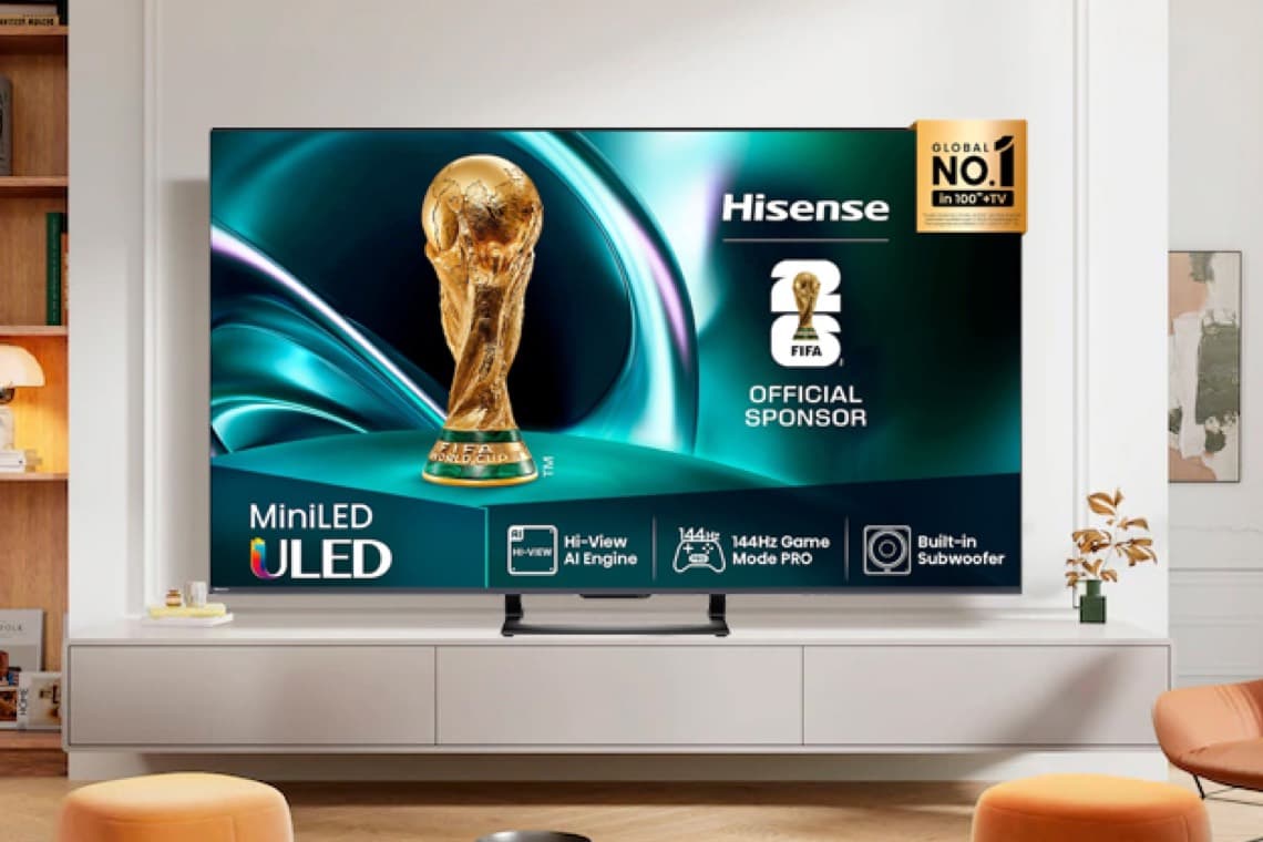 FIFA World Cup-Trophäe auf Hisense-Fernseher in modernem Wohnzimmer