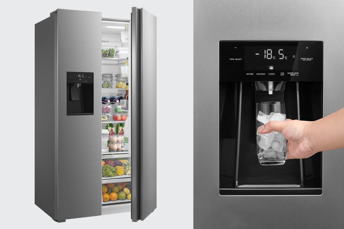 Kühlschrank mit geöffneter Tür, gefüllt mit Lebensmitteln. Hand nimmt Eiswürfel aus dem Spender.