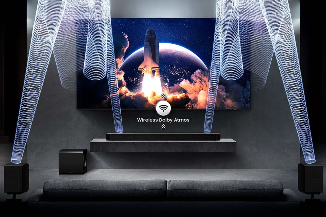 Wireless Dolby Atmos – Wohnzimmer mit grauem Sofa, großem Fernseher und Lautsprechern, Raketenstart auf dem Bildschirm
