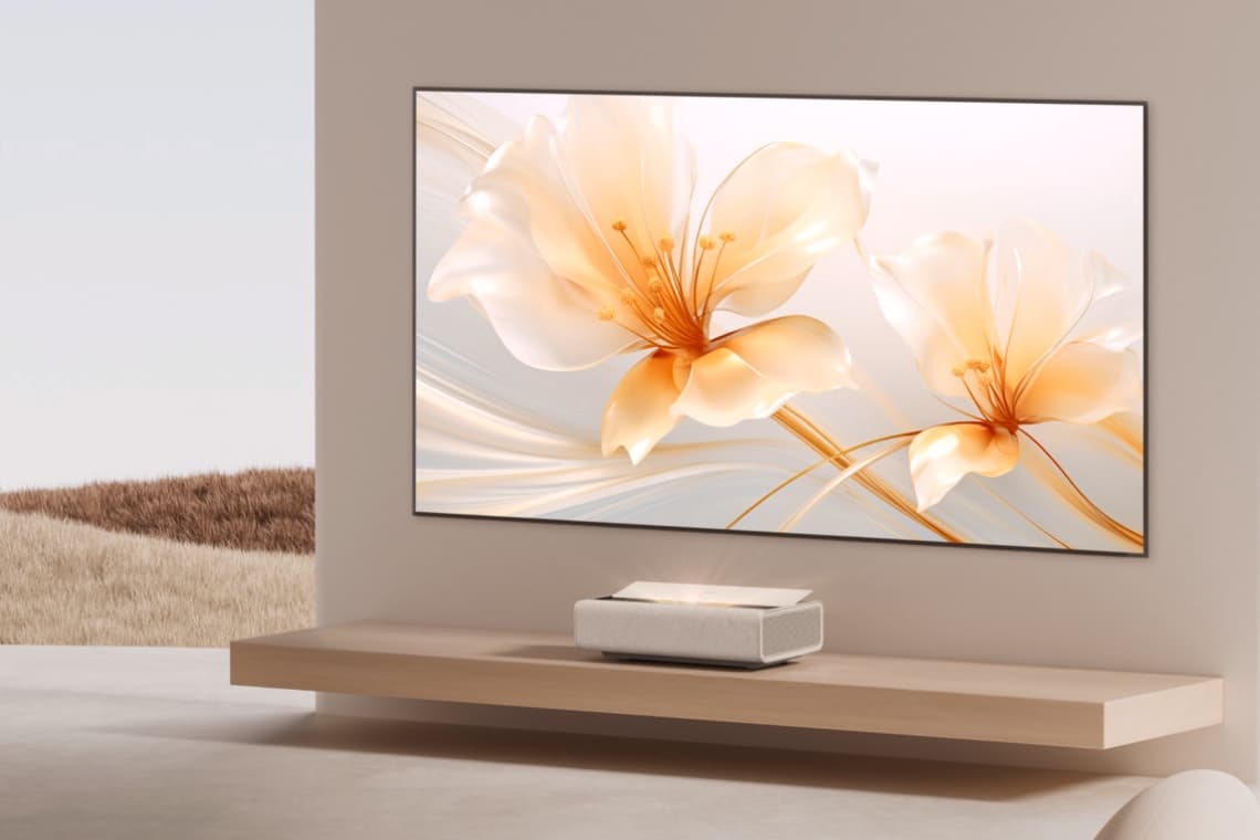 Projektor zeigt großes Bild mit zwei gelben Blüten auf einer hellen Wand.