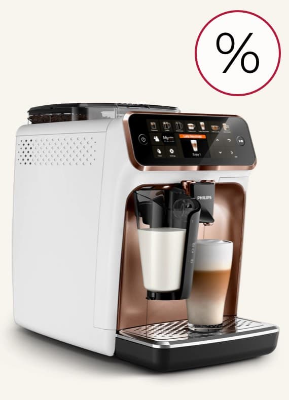 % – Weißer Kaffeevollautomat mit zwei Gläsern, gefüllt mit Milch und Kaffee.