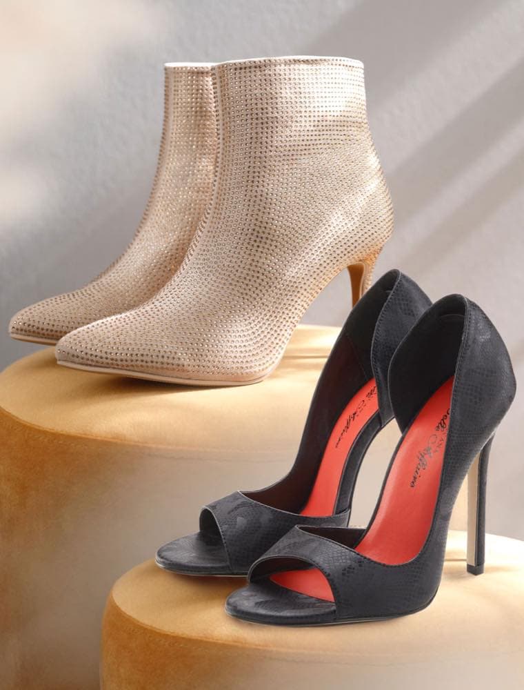 Beige knöchelhohe Stiefeletten und schwarze offene High-Heels auf zwei Sockeln