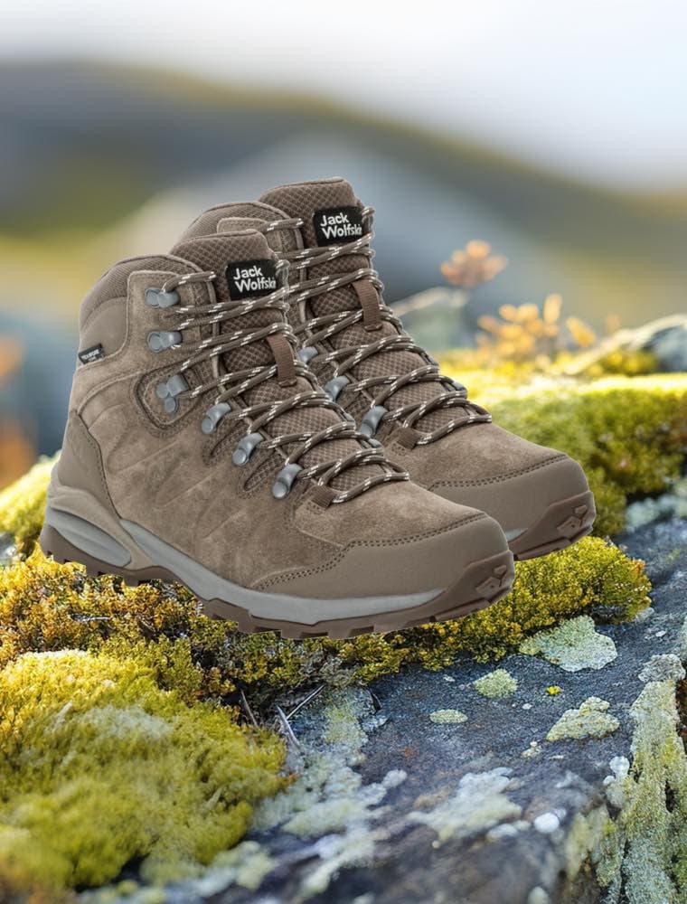Jack Wolfskin Wanderstiefel in Braun auf moosbewachsenem Felsen vor unscharfem Naturhintergrund.