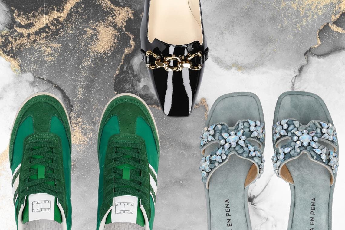 Drei Paar Schuhe – grüne Sneaker, schwarze Lackschuhe und graue Sandalen mit Verzierung.