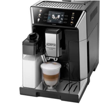 Kaffeevollautomat bereitet Latte Macchiato in Glas vor, Milchbehälter an der Seite.