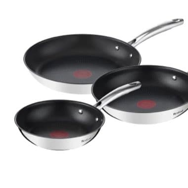 Drei Pfannen in verschiedenen Größen, mit Antihaftbeschichtung und Metallgriffen, nebeneinander angeordnet.