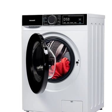 Waschmaschine mit geöffneter Tür, rotes Kleidungsstück innen sichtbar