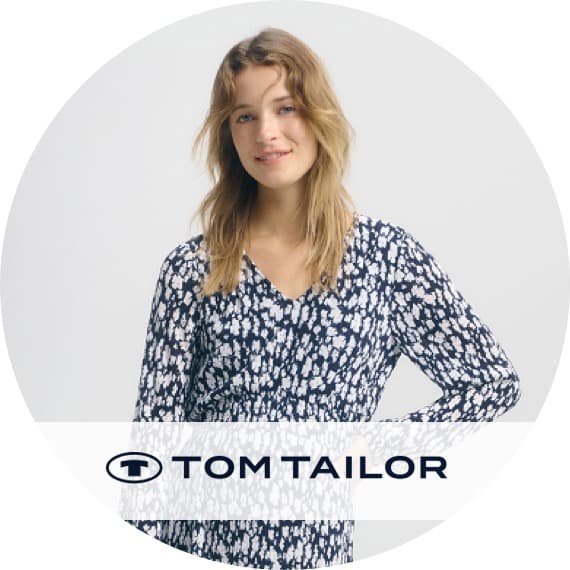 TOM TAILOR – Frau mit schulterlangem Haar trägt langärmliges Kleid mit dunkel-hellem Muster