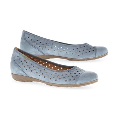 Blaue Ballerinas mit Lochmuster, seitlich übereinander gestapelt.