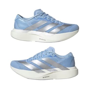 Zwei blaue Turnschuhe mit silbernen Streifen und weißen Sohlen.