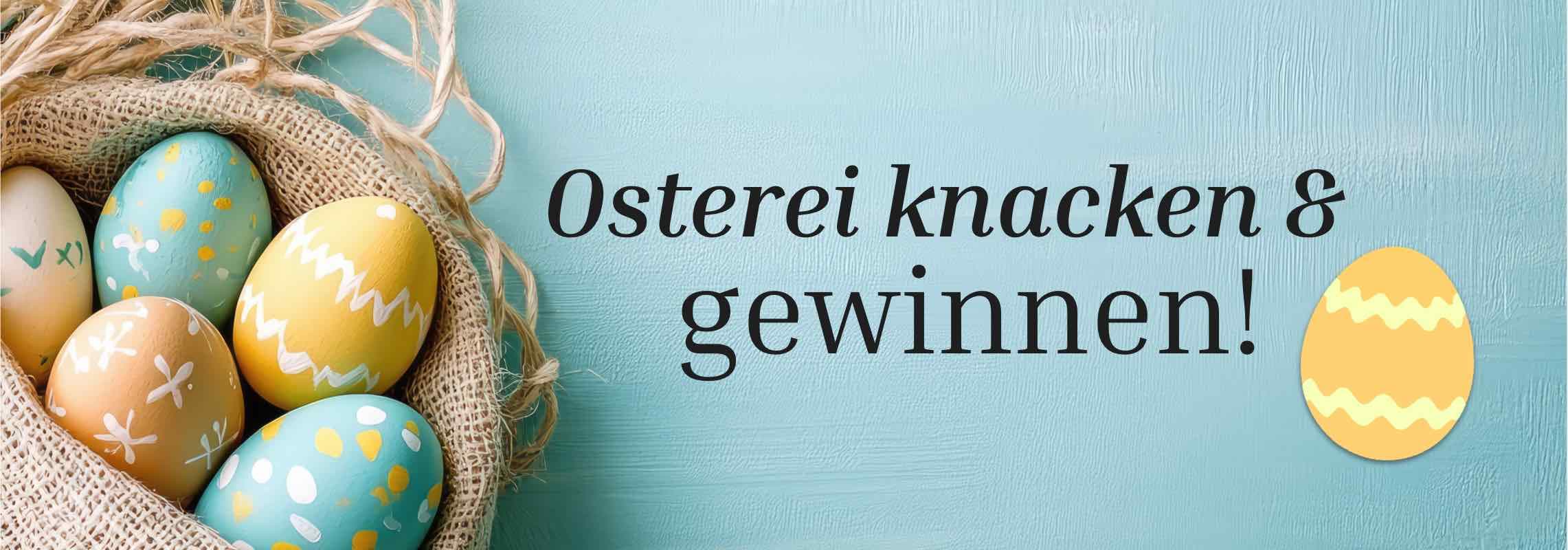 Osterei knacken & gewinnen! Bunte Ostereier liegen in einem Korb vor hellblauem Hintergrund