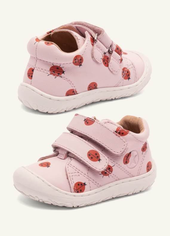 Rosa Kleinkinderschuhe mit Klettverschluss, rundum mit roten Marienkäfern bedruckt
