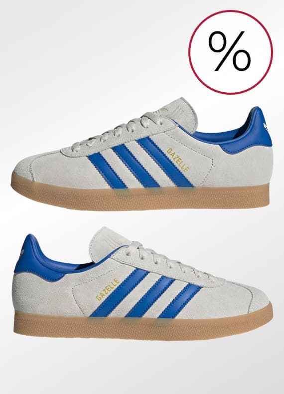 Prozentzeichen für Rabatt – zwei flache Sneaker mit blauen Streifen und heller Sohle in Seitenansicht